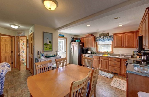Ocracoke House | Potter's Place: Cozy home Just a short walk to the Ocracoke Lighthouse.