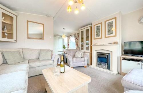 Praa Sands Ski Chalet | Pottsville Cabin - short walk to Praa Sands Beach