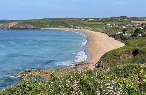 Praa Sands Ski Chalet | Pottsville Cabin - short walk to Praa Sands Beach