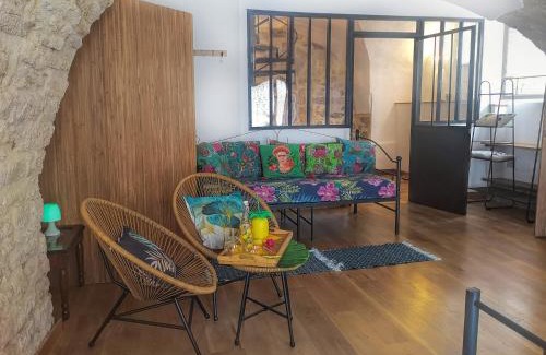 Poussan Apartment | Pour les amoureux des vieilles pierres