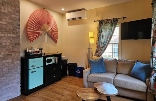 Simsbury Center Apartment | Powder Forest Guest House features 6 individual hotel rooms.