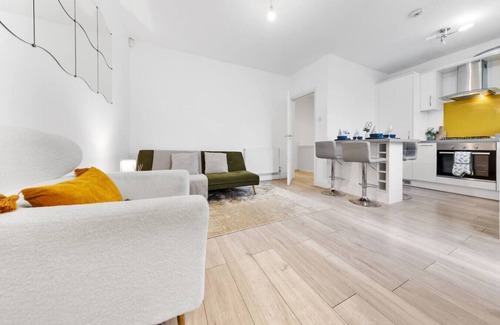 Richmond-upon-Thames Apartment | Powder Mill Retreat - 2BR Modern Flat for 4