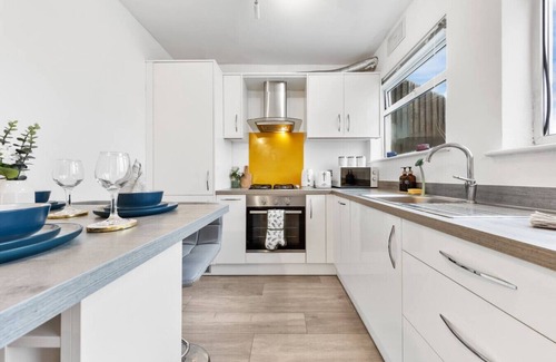 Richmond-upon-Thames Apartment | Powder Mill Retreat - 2BR Modern Flat for 4