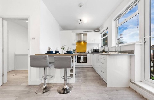 Richmond-upon-Thames Apartment | Powder Mill Retreat - 2BR Modern Flat for 4