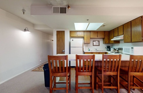 North Park City Condo | Powder Pointe Condo w/Hot Tub - Walk to Three Kings Lift