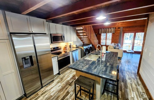 Snowshoe Ski Chalet | PowderMonkey 2br/2ba+Loft - Ski out & PET friendly