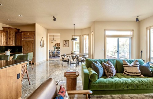 Old Farm District House | Powell by AvantStay | Secluded Home only 10 Mins from DT Bend w/Hot Tub