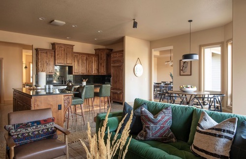 Old Farm District House | Powell by AvantStay | Secluded Home only 10 Mins from DT Bend w/Hot Tub