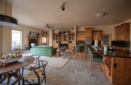 Old Farm District House | Powell by AvantStay | Secluded Home only 10 Mins from DT Bend w/Hot Tub