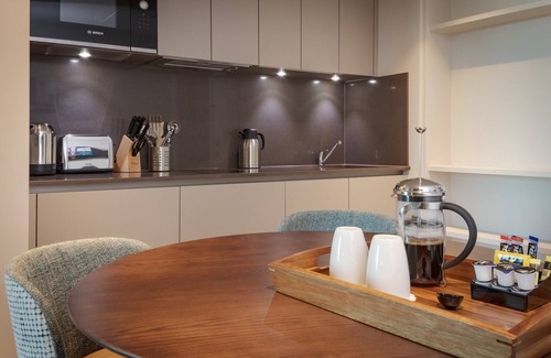 Heathrow Villages Apartment | Practical 1 Bedroom Suite close to London Heathrow | Perfect for Business Travellers + Free Wi-Fi