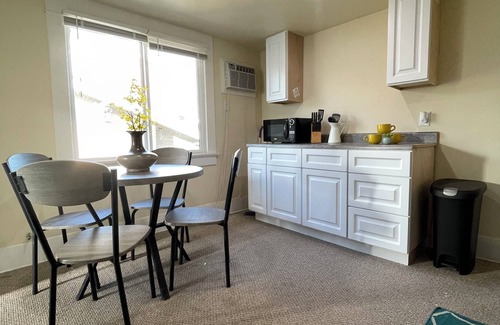 Wilshire House | Practical & Cozy 2Bed/1Bath Unit