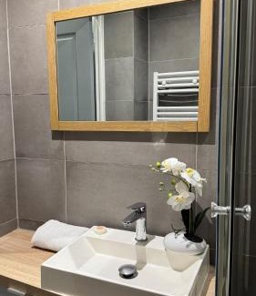Paris City Center Apartment | Practical Lodging near Le Louvre