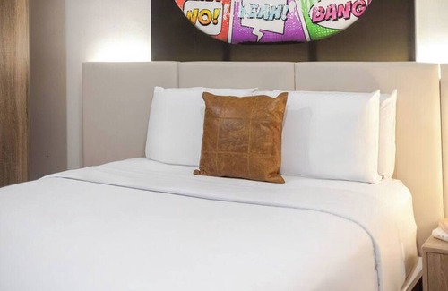 Gay Village Hotel | Prada Queen – Central MTL Escape