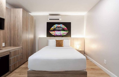 Gay Village Hotel | Prada Queen – Central MTL Escape