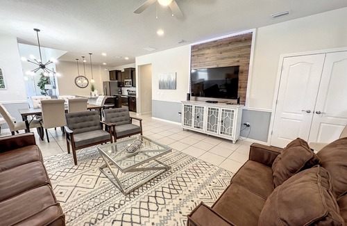 Lake Buena Vista House | Prague Village - South Facing Pool & Spa! Free Resort Access.