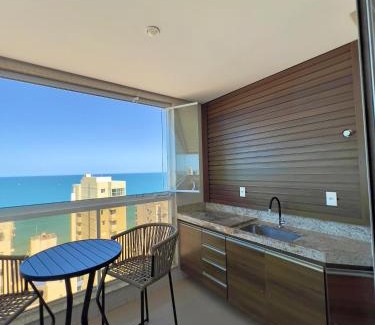 Praia do Morro Apartment | PRAIA DO MORRO DESLUMBRANTE VISTA MAR, apto novo e moderno, a uma quadra da praia, redes de proteção, quartos com ar condicionado, roupas de cama e banho, TV 65, internet, Sky, prédio com piscina, portaria 24 horas e 2 vagas