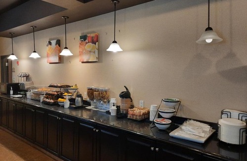 Sylvan Lake Hotel | Prairie Moon Inn Sylvan Lake