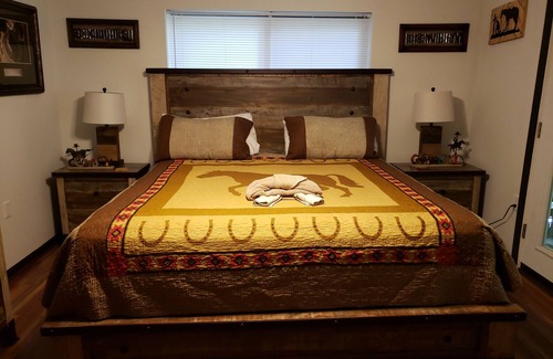 Gatlinburg - Pigeon Forge House | Praying Cowboy 2BR 1BTH 1 Mile to Gatlinburg 2 Miles to Pigeon Forge