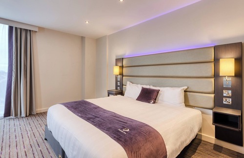 Friern Barnet Hotel | Premier Inn London New Southgate