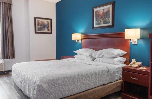 Hamilton Hotel | Premier Inn & Suites - Downtown Hamilton