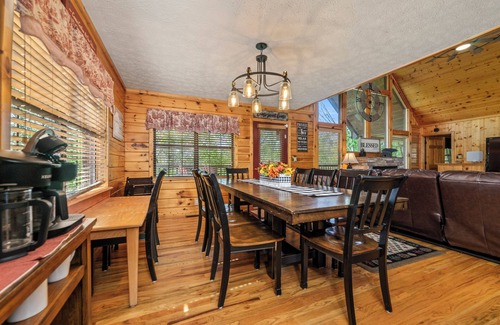 Sevierville Cabin | Premier Location!-Resort Pool-Hot Tub-Game Room-Dollywood-Family Spacious Cabin