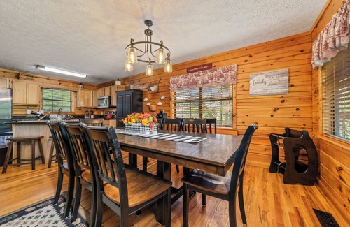 Sevierville Cabin | Premier Location!-Resort Pool-Hot Tub-Game Room-Dollywood-Family Spacious Cabin