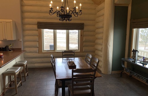 Salida Cabin | Premier log home, 360 views, hot tub, fireplace & sauna.