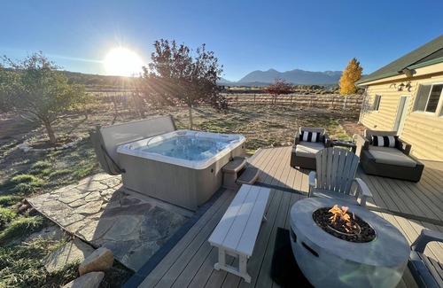 Salida Cabin | Premier log home, 360 views, hot tub, fireplace & sauna.