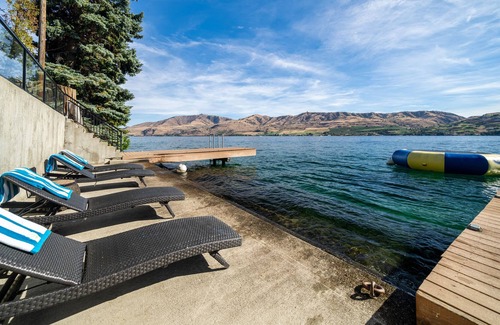 Manson House | Premier waterfront location + an infinity point of view & hot tub- Dogs OK!