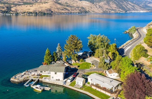 Manson House | Premier waterfront location + an infinity point of view & hot tub- Dogs OK!