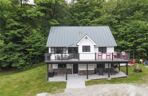 Central Vermont- Killington House | Premium 5 bedroom, pet friendly private home with hot tub 3 miles from the Skyship Bear