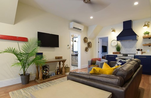 Kingsville House | PREMIUM COACH HOUSE... on the shores of Lake Erie