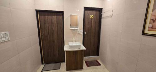 Vrindavan House | Premium Homestay Near Prem Mandir,Iskon and Gouri Gopal Ashram with Power Backup and Free Wifi, Washing machine and Complementary Breakfast lunch and Dinner