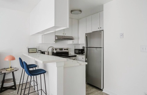 Miracle Mile Apartment | Premium Mid-Wilshire Studio w/Pool, A/C, nr Food & Shops, by Blueground