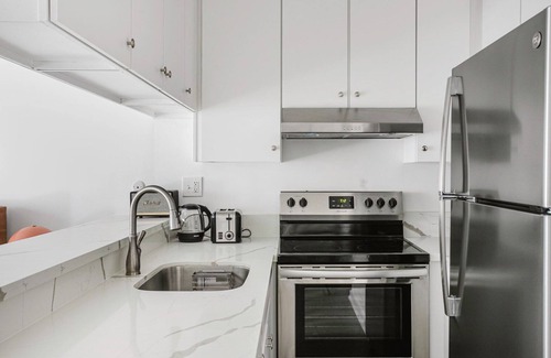 Miracle Mile Apartment | Premium Mid-Wilshire Studio w/Pool, A/C, nr Food & Shops, by Blueground