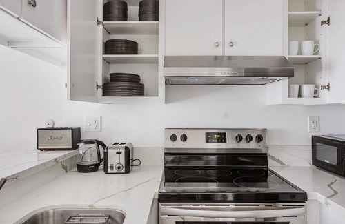 Miracle Mile Apartment | Premium Mid-Wilshire Studio w/Pool, A/C, nr Food & Shops, by Blueground