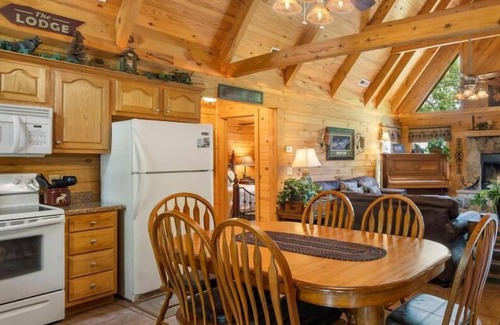 Branson Cedars Cabin | Premium Real Cabin Great Getaway, HotTub, Piano, Near Shows, Near Big Cedar, Jacuzzi Tub