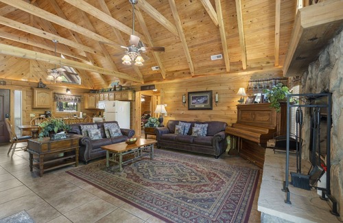 Branson Cedars Cabin | Premium Real Cabin Great Getaway, HotTub, Piano, Near Shows, Near Big Cedar, Jacuzzi Tub