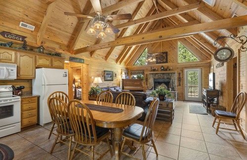 Branson Cedars Cabin | Premium Real Cabin Great Getaway, HotTub, Piano, Near Shows, Near Big Cedar, Jacuzzi Tub