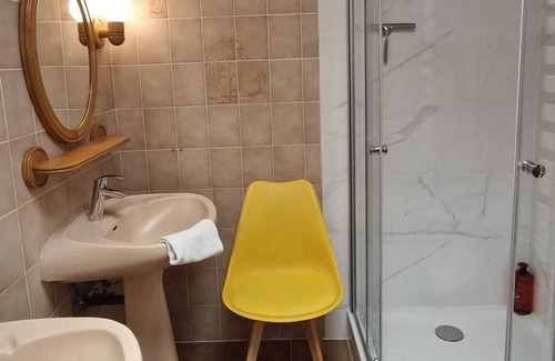 Hettange-Grande Villa | Premium Room 6 London