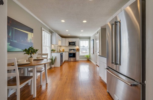 Abingdon House | Premium Suite in Historic District, Walking Distance to Restaurants & Shops!