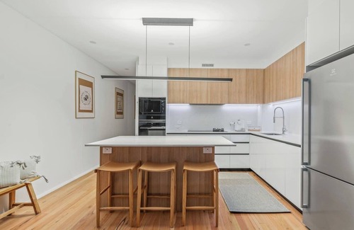 Darlinghurst Apartment | Press Play Stylish Base in Darlinghurst Dining Hub