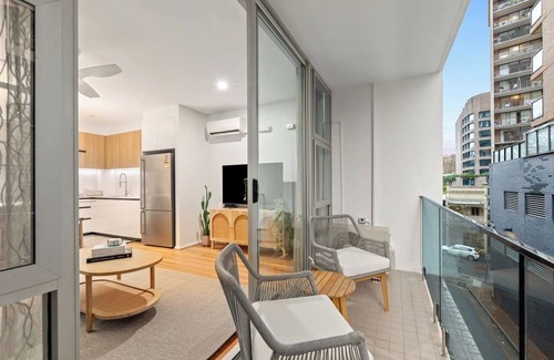 Darlinghurst Apartment | Press Play Stylish Base in Darlinghurst Dining Hub