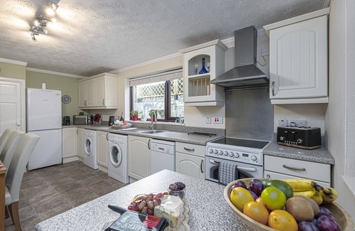 Cemaes Bay Cottage | Preswylfa - sleeps 6 guests in 2 bedrooms with one sofa bed