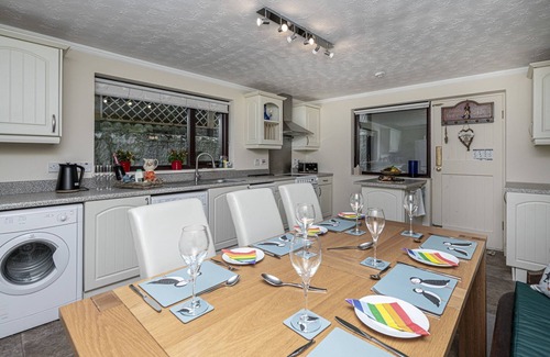 Cemaes Bay Cottage | Preswylfa - sleeps 6 guests in 2 bedrooms with one sofa bed