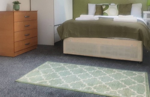 South Harrow Apartment | Pretty 4 Double Bedroom Home With 3 Bathrooms