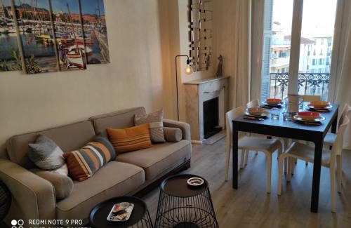 Riquier Apartment | Pretty and quiet top floor 2 bedroom flat in the port area of Nice