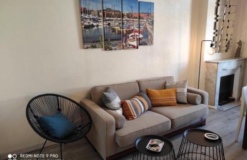 Riquier Apartment | Pretty and quiet top floor 2 bedroom flat in the port area of Nice