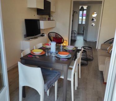 Riquier Apartment | Pretty and quiet top floor 2 bedroom flat in the port area of Nice
