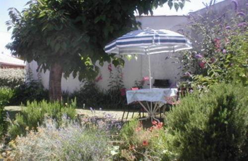 Meschers-sur-Gironde House | Pretty Bungalow Walk To Beaches, Restaurants,Shops, Market.Family Wifi garden